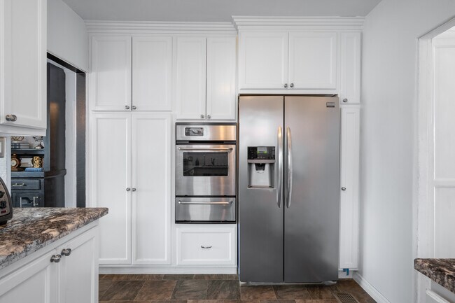 Gas oven and side-by-side refridgerator with lots of storage. - 1150 W 25th St