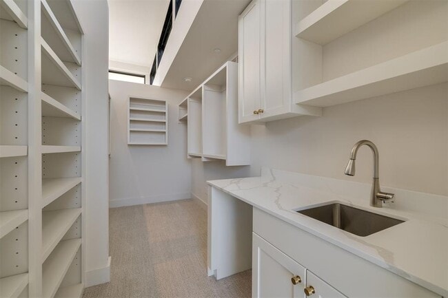 Building Photo - 1303 N Dewey Ave