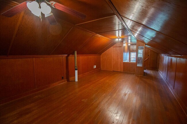 Building Photo - 610 Lyndale St
