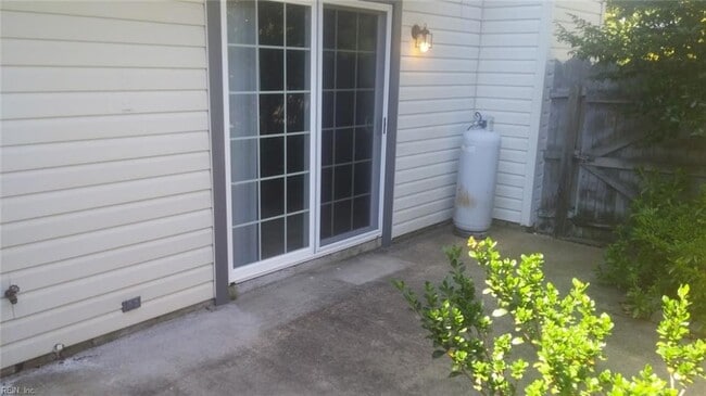 Building Photo - 208 Henwick Ct