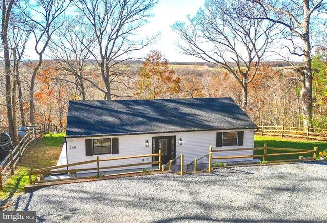 Building Photo - 440 Redbud Ln