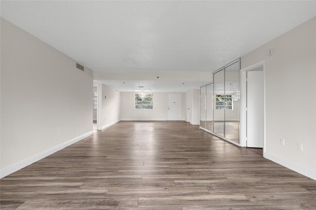 Building Photo - 3940 Inverrary Blvd