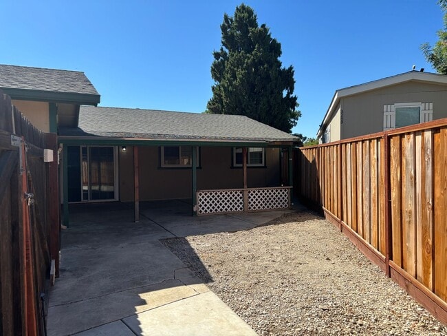 Building Photo - Terrific Brentwood location at the end of ...