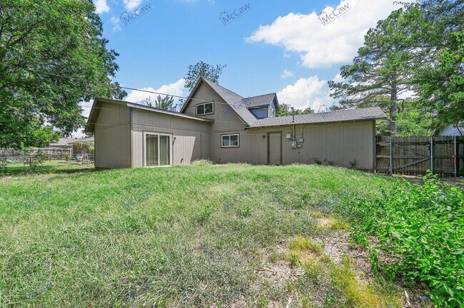 Building Photo - 760 Ponderosa Dr