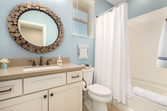 Building Photo - Gorgeous 2 bedroom / 2 bath townhome locat...