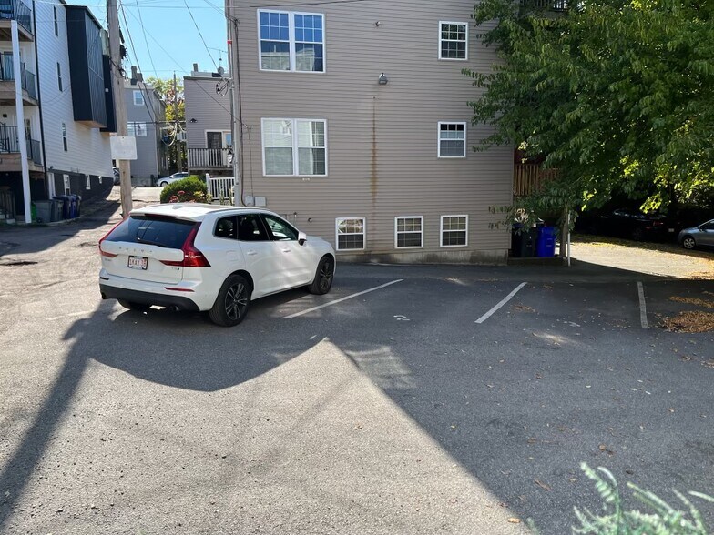 Building Photo - 337 Maverick St