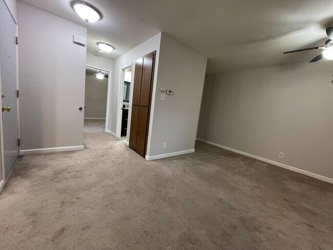 Building Photo - Cozy Condo with a One Bedroom Move in Ready!