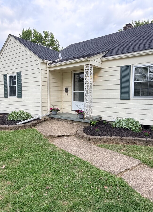 Building Photo - 1633 Sunset Dr