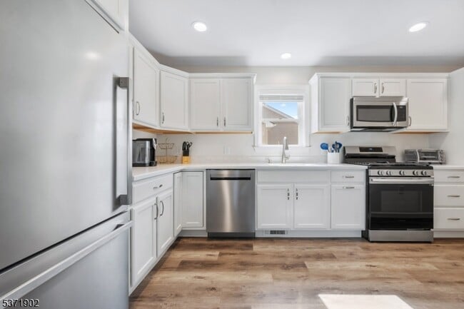 Building Photo - 257 Dewey Dr