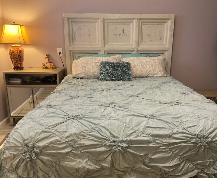 New Comfy Queen Bed and linens - 418 N Laguna St