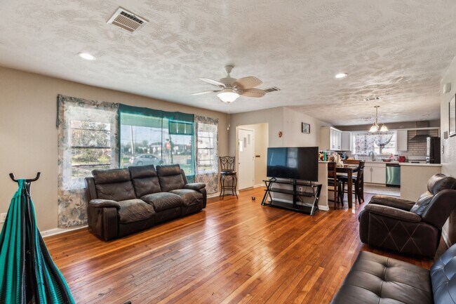 Building Photo - 1301 Oaks Dr
