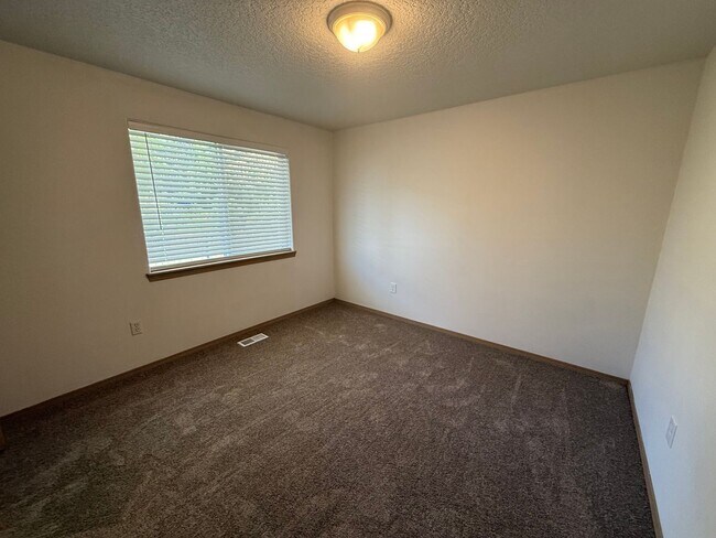 Building Photo - 3 Bed, 2 Bath with Garage, W/D, and Fenced...