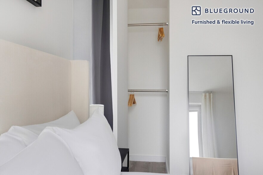 Building Photo - 70 W 45th St