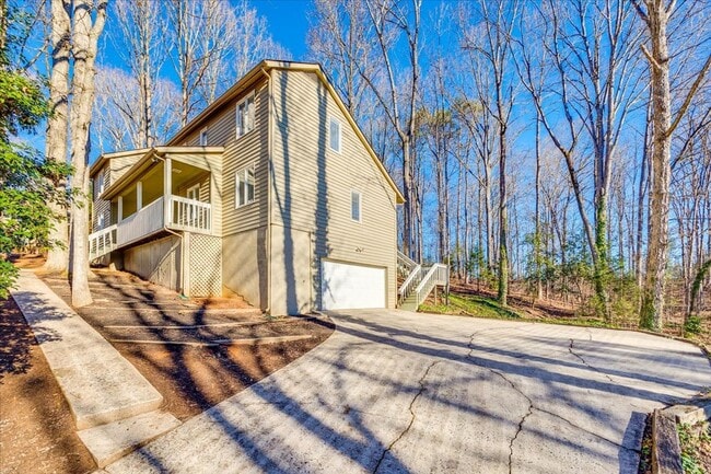 Building Photo - River Hills: 3 BR with 2 Full & 2 Half Baths