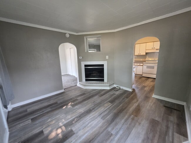 Building Photo - 2 Bedroom, 1 Bathroom Home with Garage Available Now