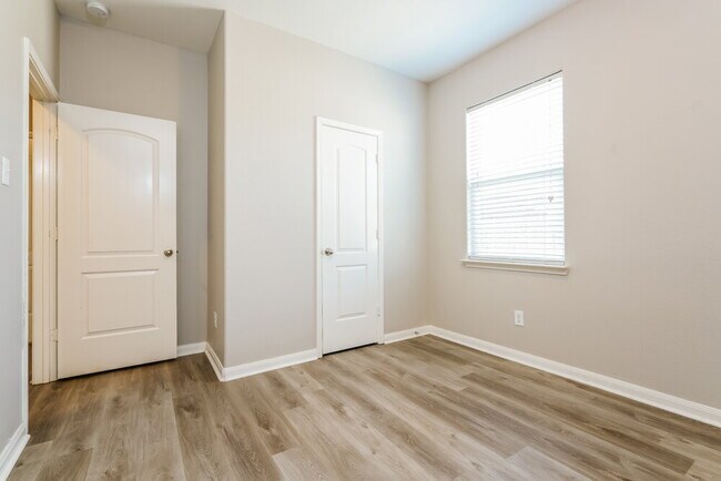 Building Photo - 2120 Foxglove Ct