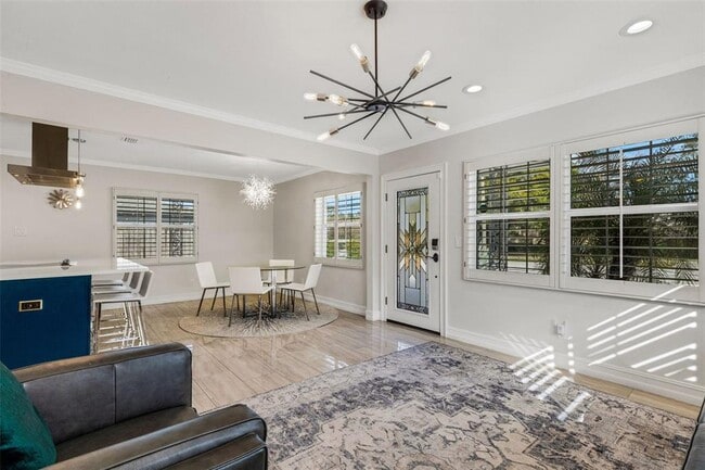 Building Photo - 2914 W Lake Ave