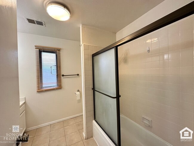 Building Photo - Charming 2 Bedroom Townhouse – Prime Location, Available Now!