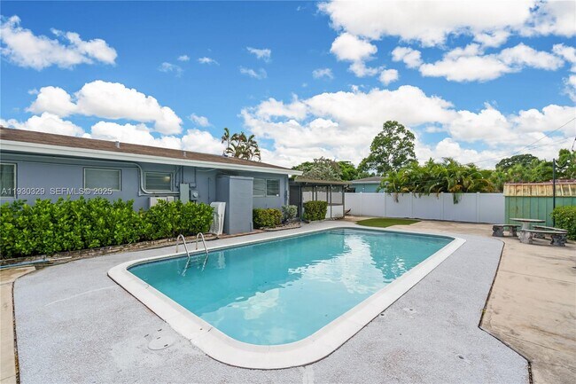 Building Photo - 2217 NW 4th Ave