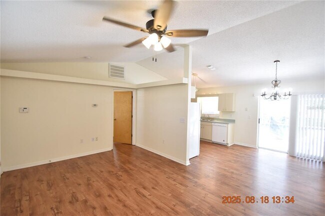 Building Photo - 38927 Carr Dr