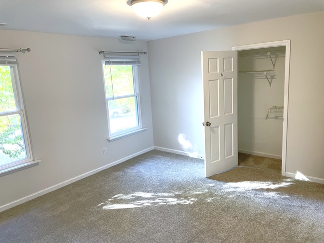 Building Photo - 105 Lone Tree Ct