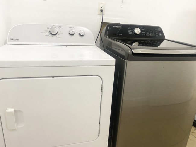 Building Photo - 1104 SE 8th St