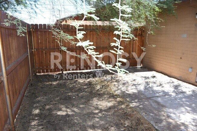 Building Photo - 729 E Mission Ln