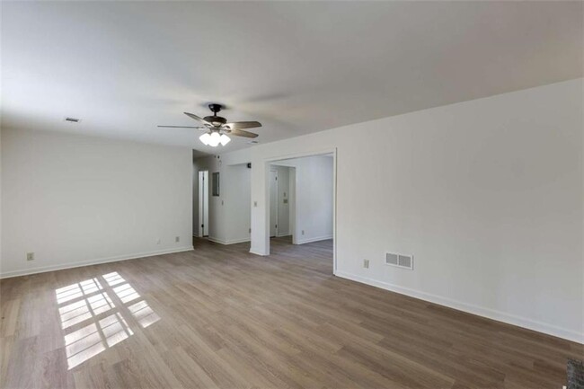 Building Photo - 1373 W Prospect Dr NE