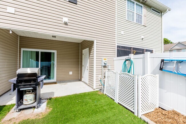Building Photo - MOVE-IN READY!