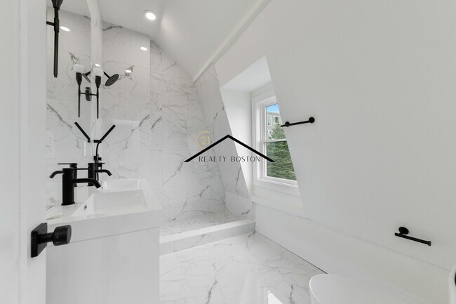 Building Photo - 132 Marginal St