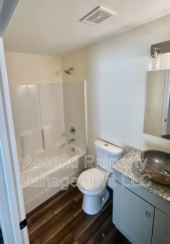 Building Photo - 729 Henderson Ave