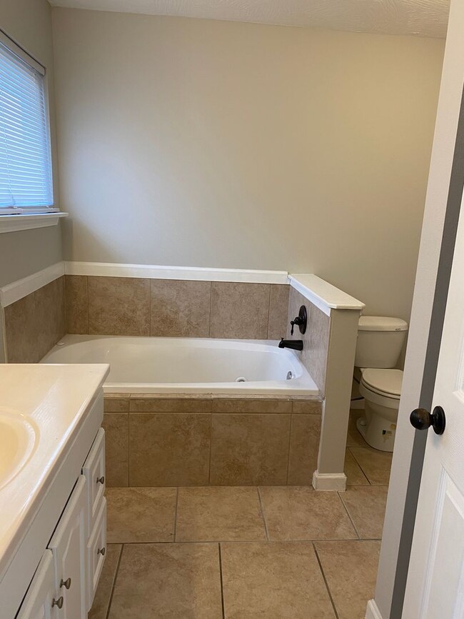 Building Photo - 5 Bedroom/3 bathroom house