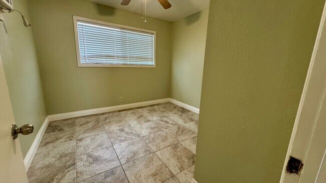 Building Photo - Renovated 1-bedroom attached studio with private entrace, ready for immedate move-in.