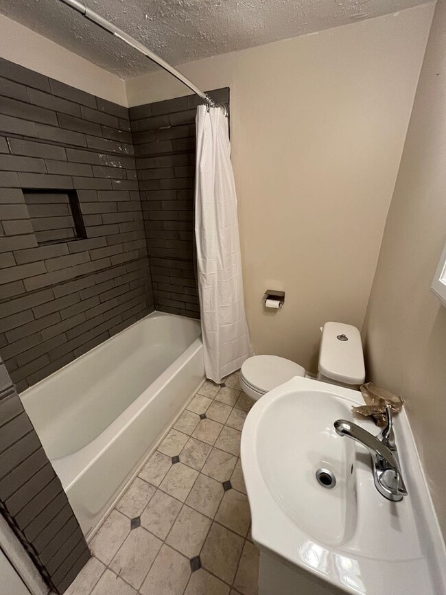 Building Photo - 1 Bedroom/ 1 Bathroom Duplex plus office, ...