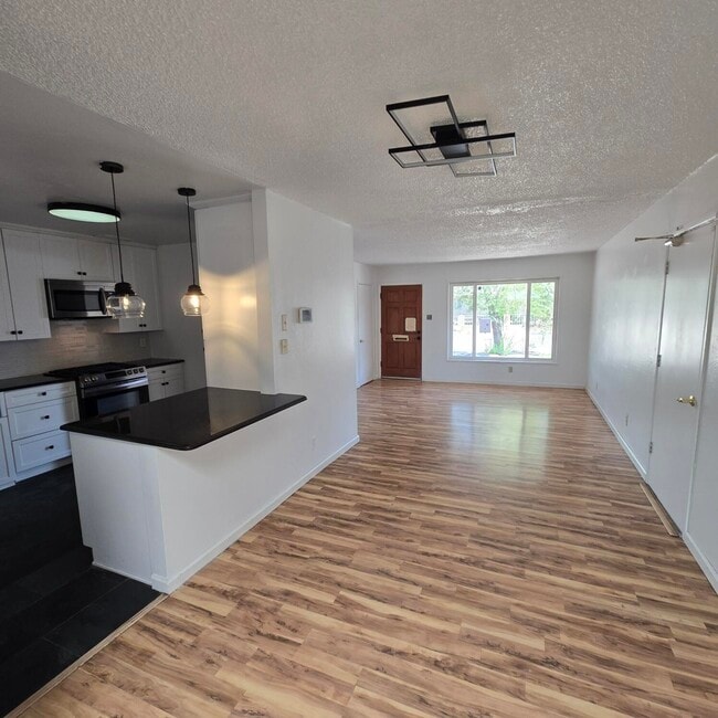 Building Photo - 3401 Sierra Dr NE