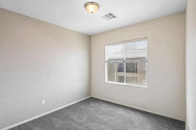 Building Photo - 3 Bed, 2 Bath, 1 Car Aliante Condo
