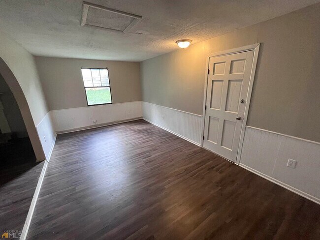 Building Photo - Newly Renovated Single-family Home