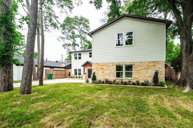 Building Photo - 10038 Westview Dr