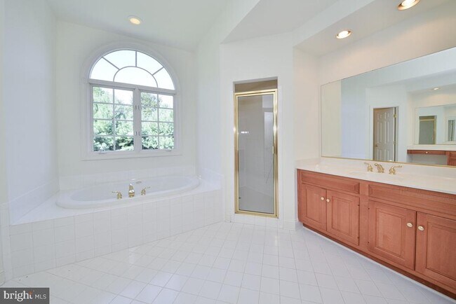 Building Photo - 855 Charwhit Ct