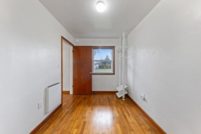 Building Photo - Charming Remodeled Duplex: Pet Friendly!