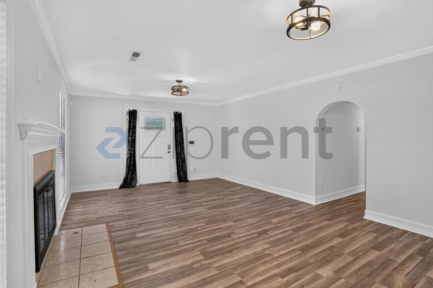 Building Photo - Unit