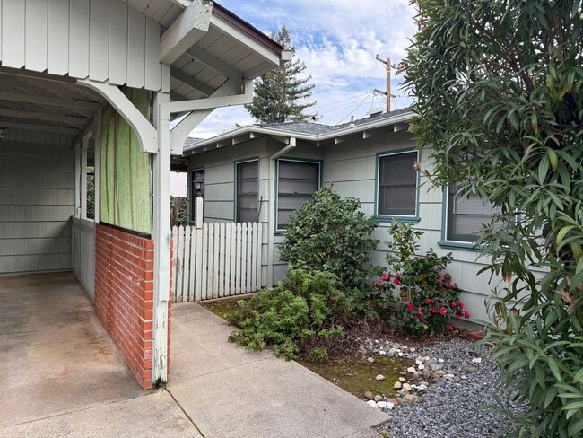 Building Photo - Charming 2-Bedroom Auburn Home with Beautiful Covered Patio!