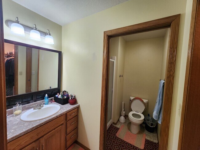 Building Photo - 5bd 3ba Available in Eastern Sioux falls