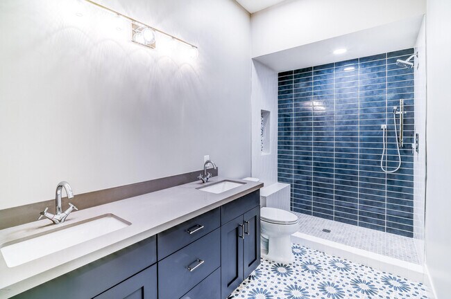 Building Photo - 301 E Jomax Rd