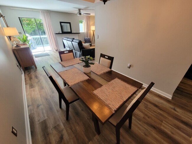 Building Photo - 2 Bed, 2.5 Bath Condo Available in Greenville