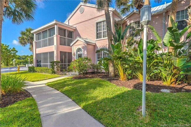 Building Photo - 411 NE Plantation Rd
