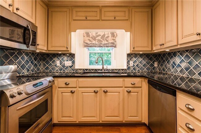 Building Photo - 82 Montre Square NW