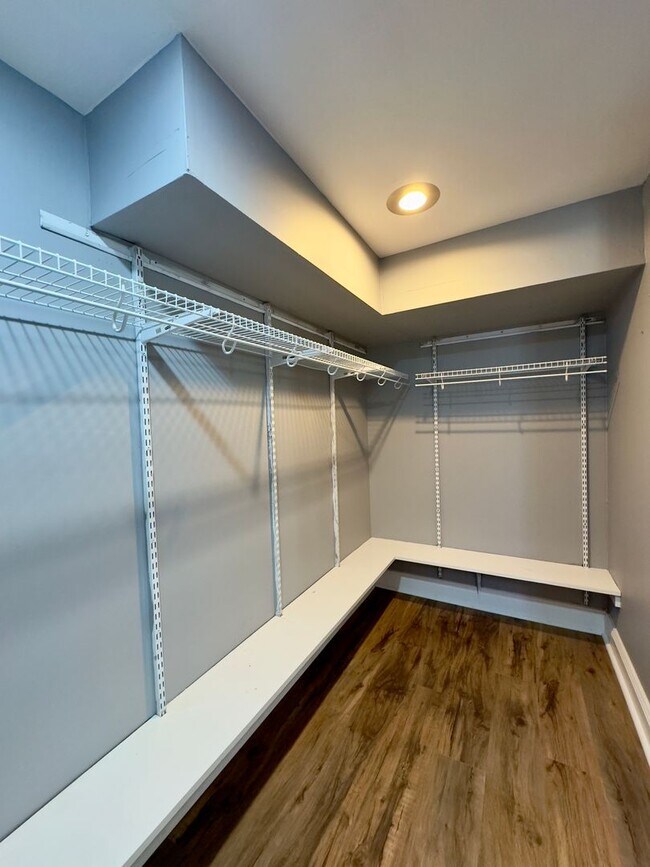 Building Photo - Spacious 4-Bedroom Townhome with Modern Am...