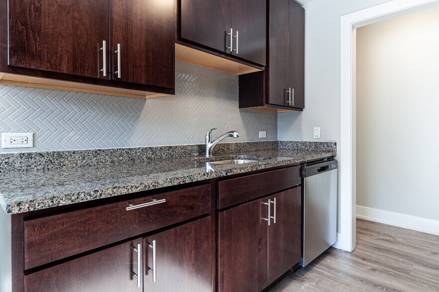 Building Photo - 525 W Surf St