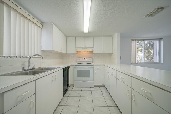 Building Photo - 551 NW 82nd Ave